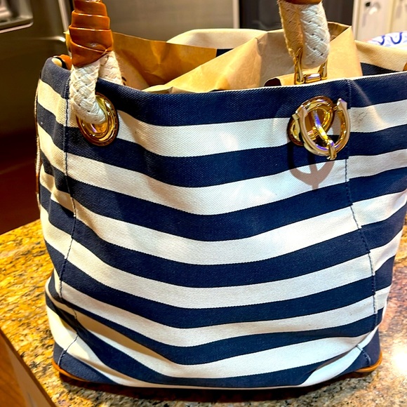 MICHAEL KORS NAVY AND WHITE STRIPED NAUTICAL CANVAS TOTE WITH THICK ROPES - Picture 3 of 6
